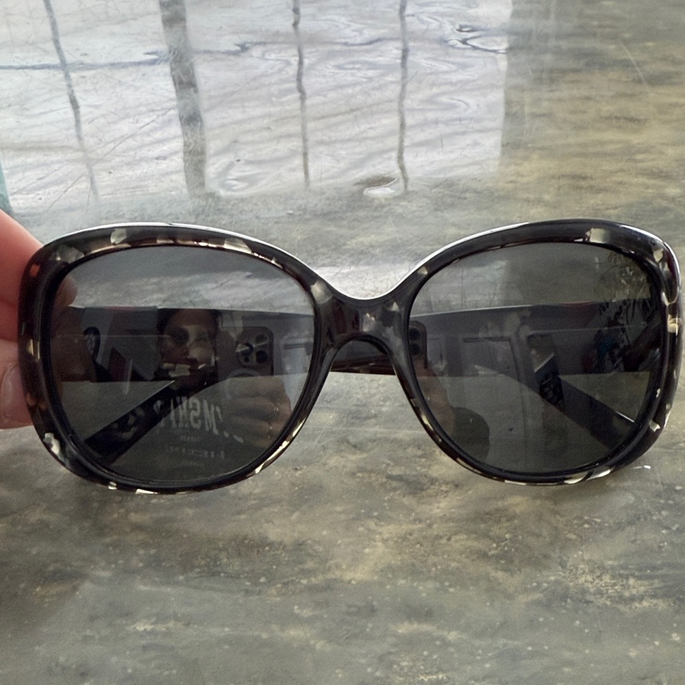 Gucci Black and White Women's Sunglasses